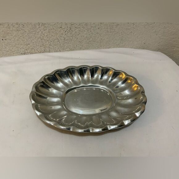 Ann Mary collection Scallop Edge Platter Tray Pewter Polished Finish 9x6.5 - Picture 1 of 7